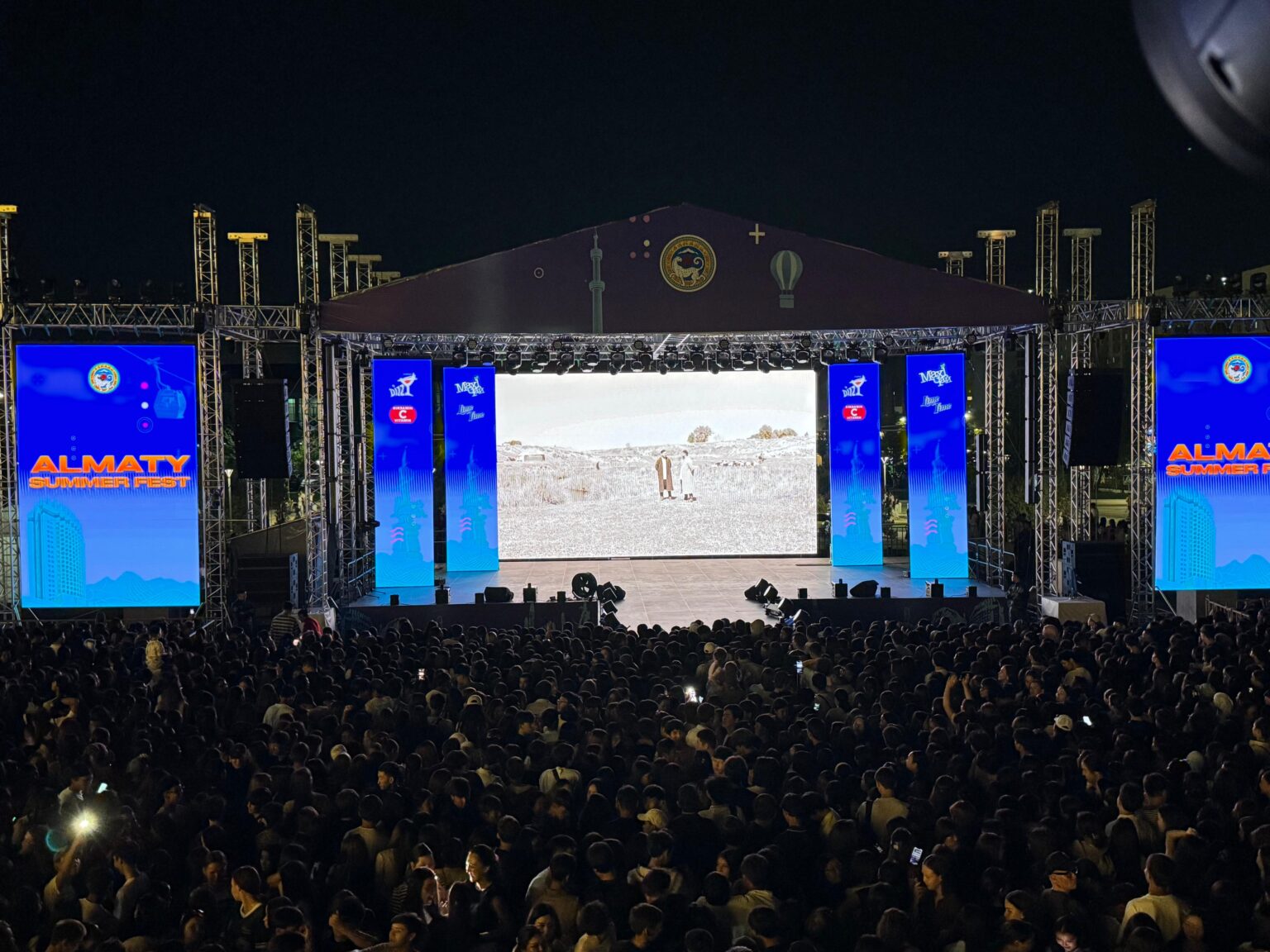 ЖАСТАР ҚАЛАСЫНДАҒЫ РУХАНИ КЕШ: АЛМАТЫ АСПАНЫ АБАЙ ӘНДЕРІМЕН КӨМКЕРІЛДІ