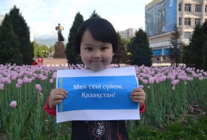 Konstituciyada qazaq tilin memlekettik äri resmi til etsek, basqa tilderdiñ qwqı şektele me?