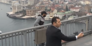 Жұма намазынан қайтқан Ердоған Ыстамбұлда өзін-өзі өлтіргісі келген адамды құтқарып қалды